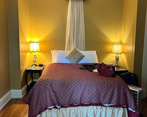 The Hollinger House Bed Breakfast — Guest room