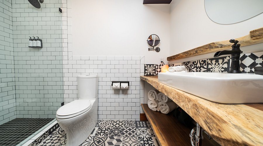 The Horton Hotel and Rooftop Lounge — Bathroom