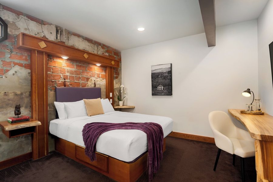 The Horton Hotel and Rooftop Lounge — Guest room