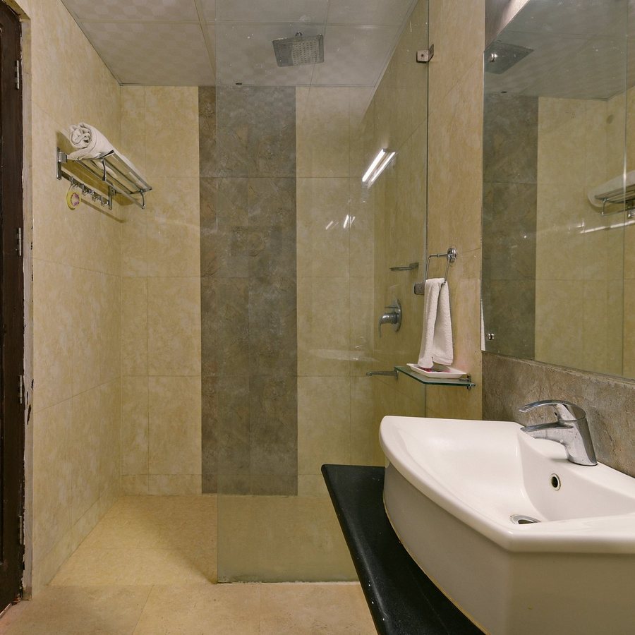 The Hosteller Delhi — Bathroom