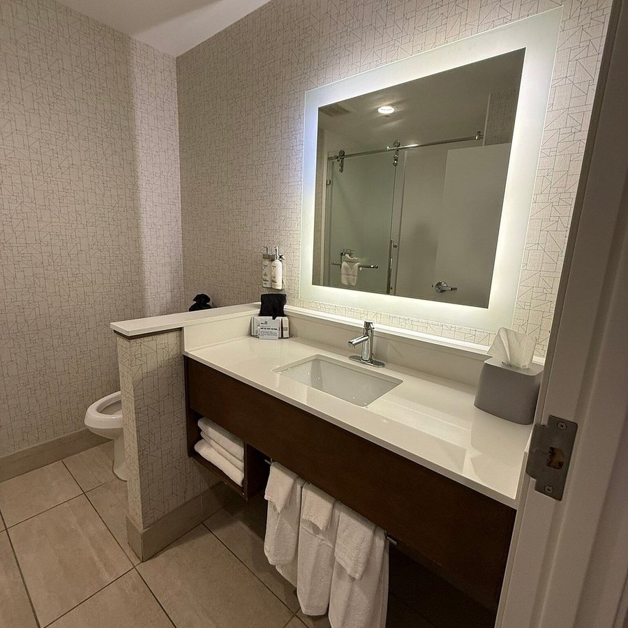 The Hotel Ithaca — Bathroom