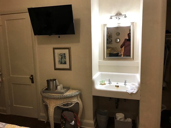 The Hotel Jacaranda — Bathroom
