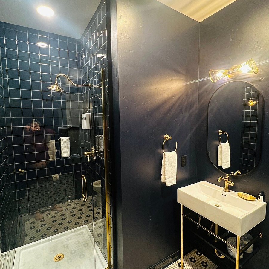 The Hotel Melrose — Bathroom