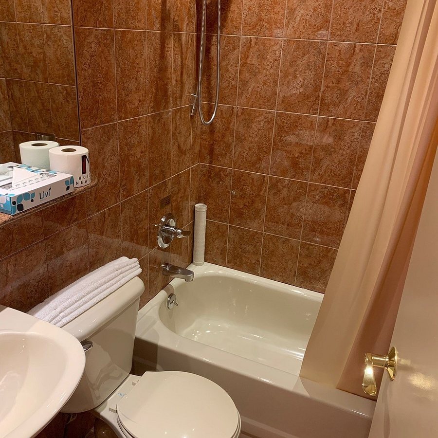 The Hotel Newton New York City New York — Bathroom