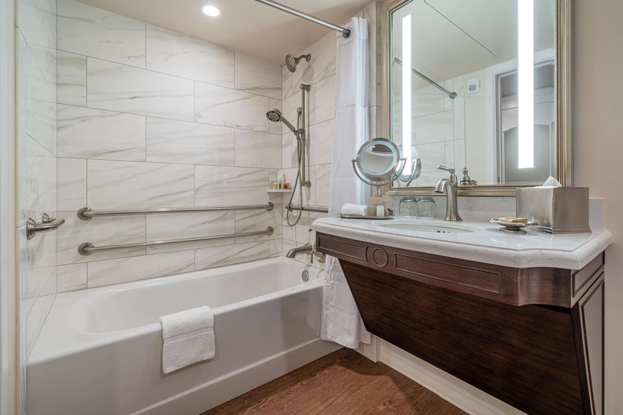 The Houstonian Hotel Club Spa — Bathroom