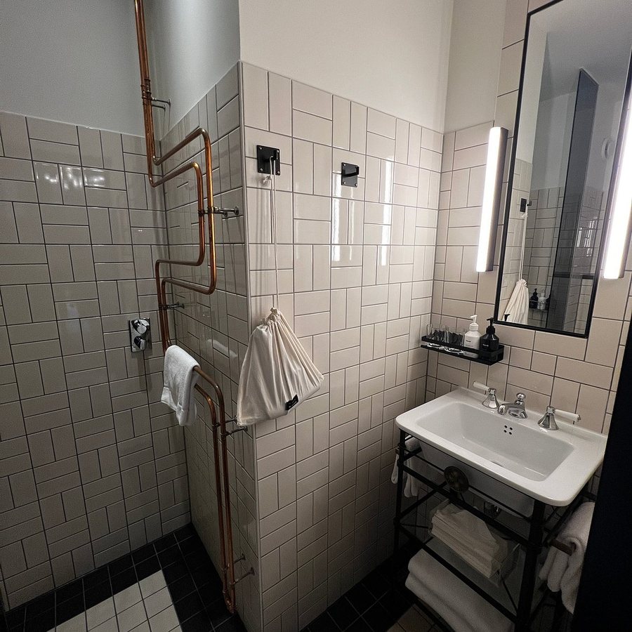 The Hoxton Amsterdam Lloyd — Bathroom
