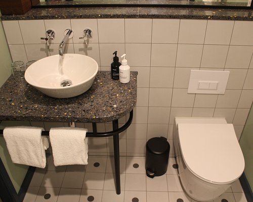 The Hoxton Shepherd s Bush — Bathroom