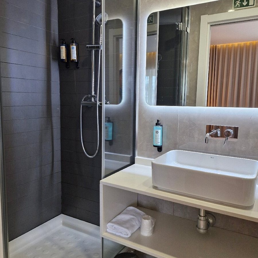 The Icons Hotel — Bathroom