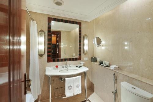 The Imperia Hotel Delhi India — Bathroom