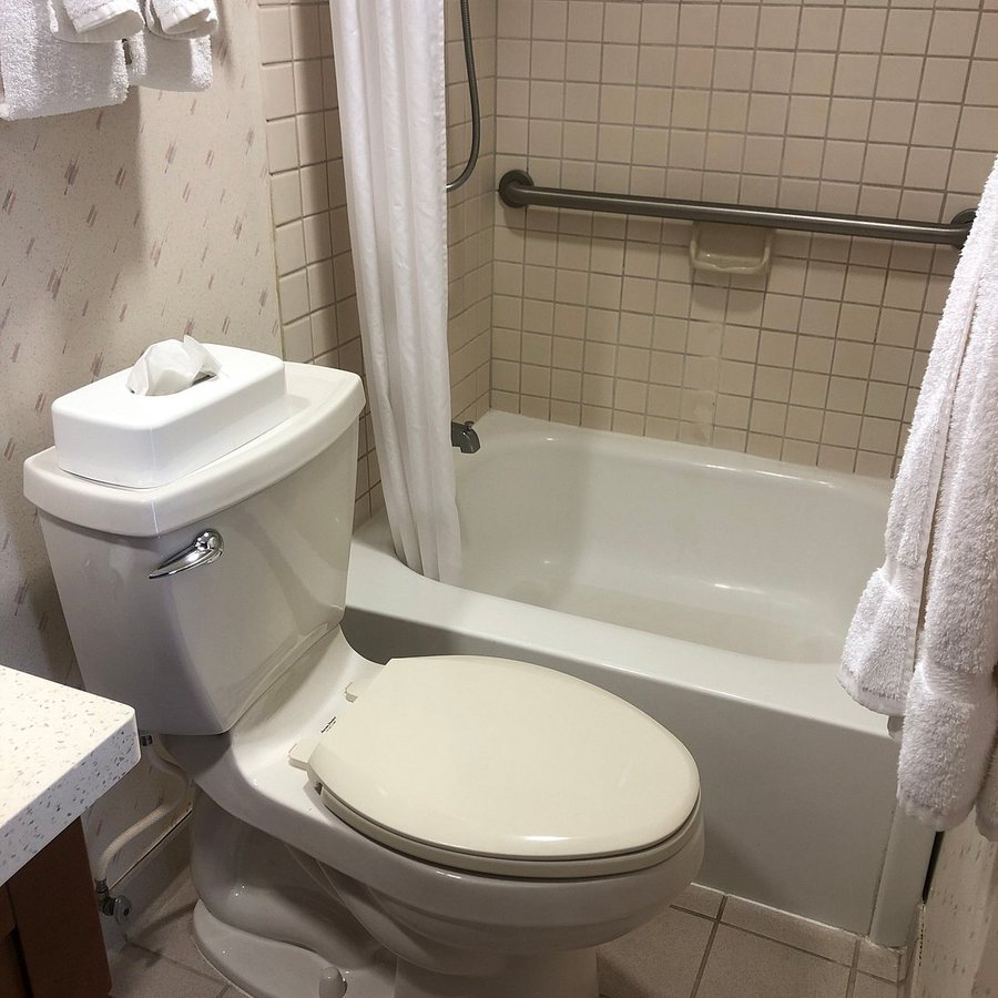 The Imperial Hawaii Resort — Bathroom