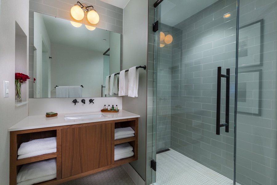 The Ingleside Hotel — Bathroom