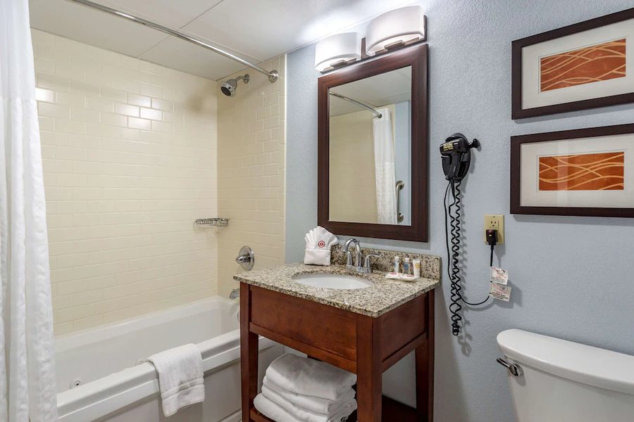 The Inn at Apple Valley Ascend Hotel Collection — Bathroom