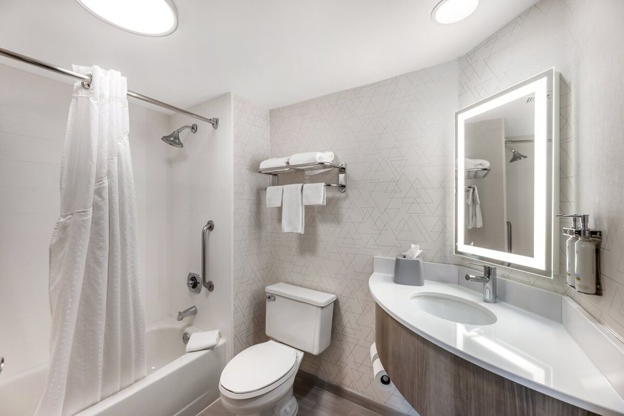 The Inn at Crestwood — Bathroom