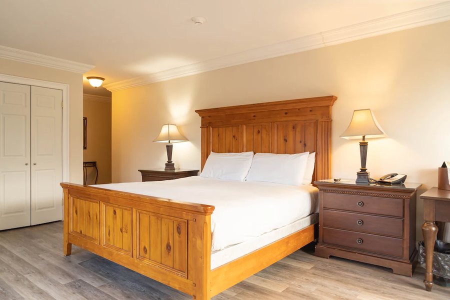 The Inn at Crestwood — Guest room