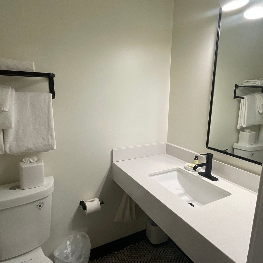 The Inn at Dupont South — Bathroom