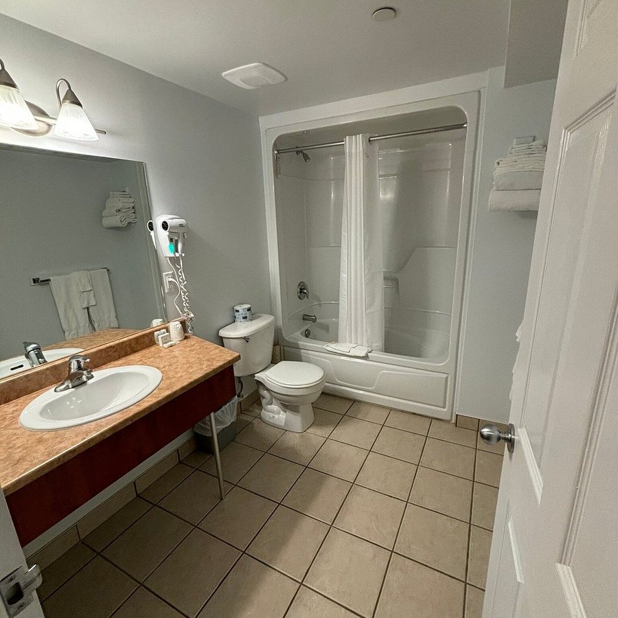The Inn at LaBelle Yacht Club — Bathroom