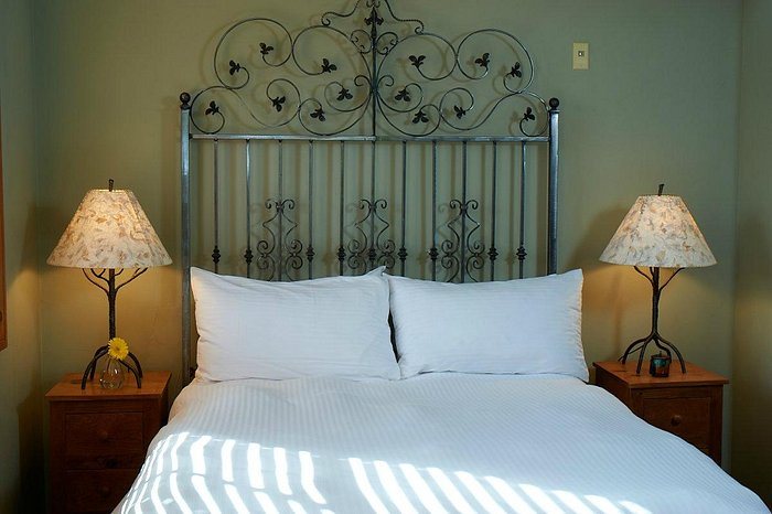 The Inn at Lost Creek — Guest room