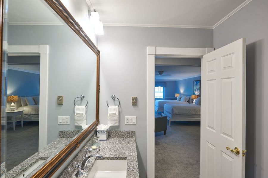The Inn at Ocean s Edge — Bathroom
