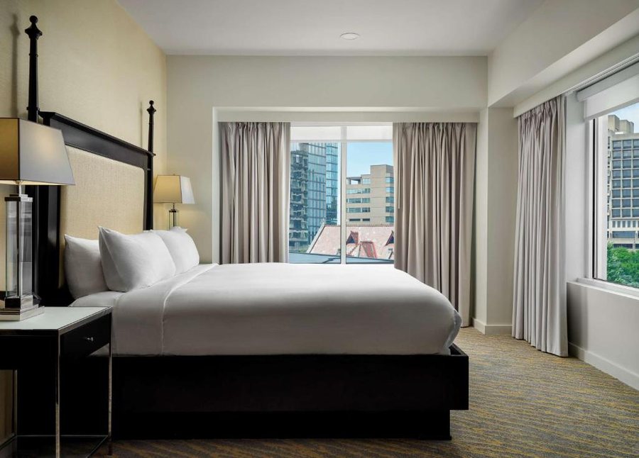 The Inn at Penn a Hilton Hotel — Guest room