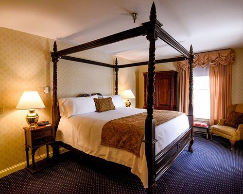 The Inn at Saratoga — Guest room