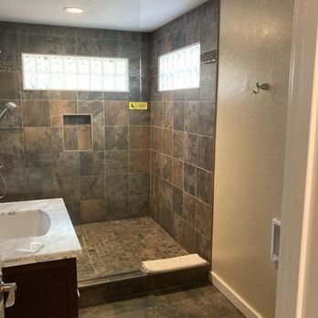 The Inn at Shasta Lake — Bathroom
