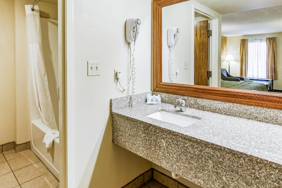 The Inn At Stone Mountain Park — Bathroom