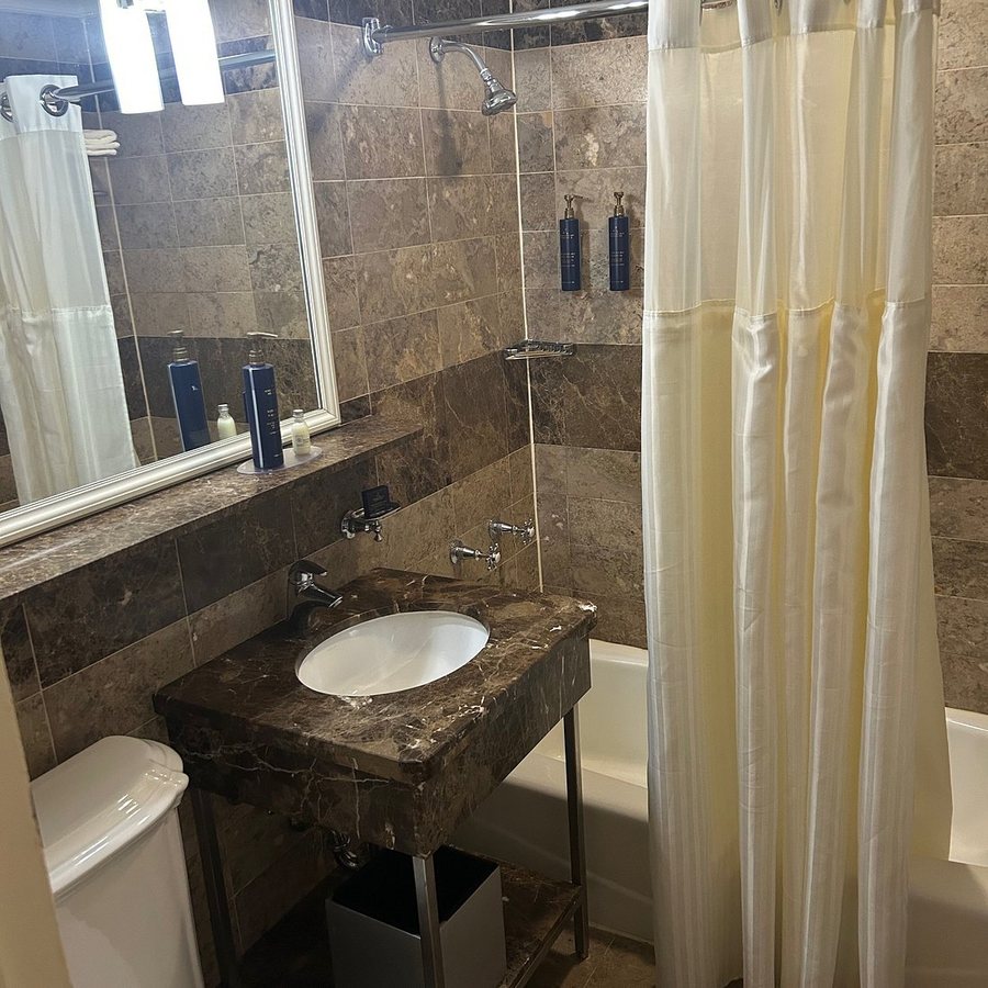 The Inn At Stoney Creek — Bathroom