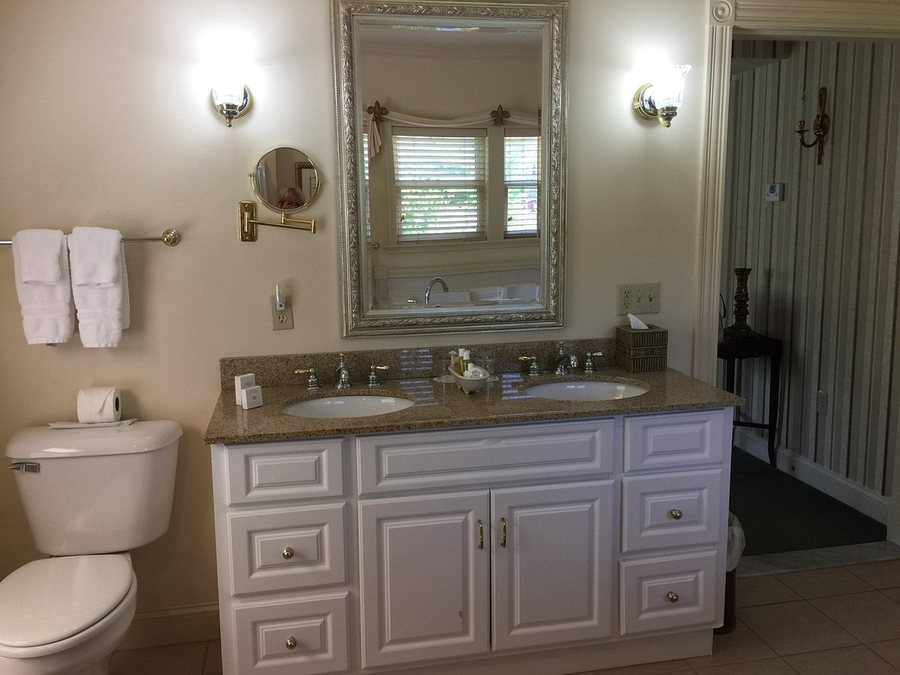 The Inn At Thorn Hill — Bathroom