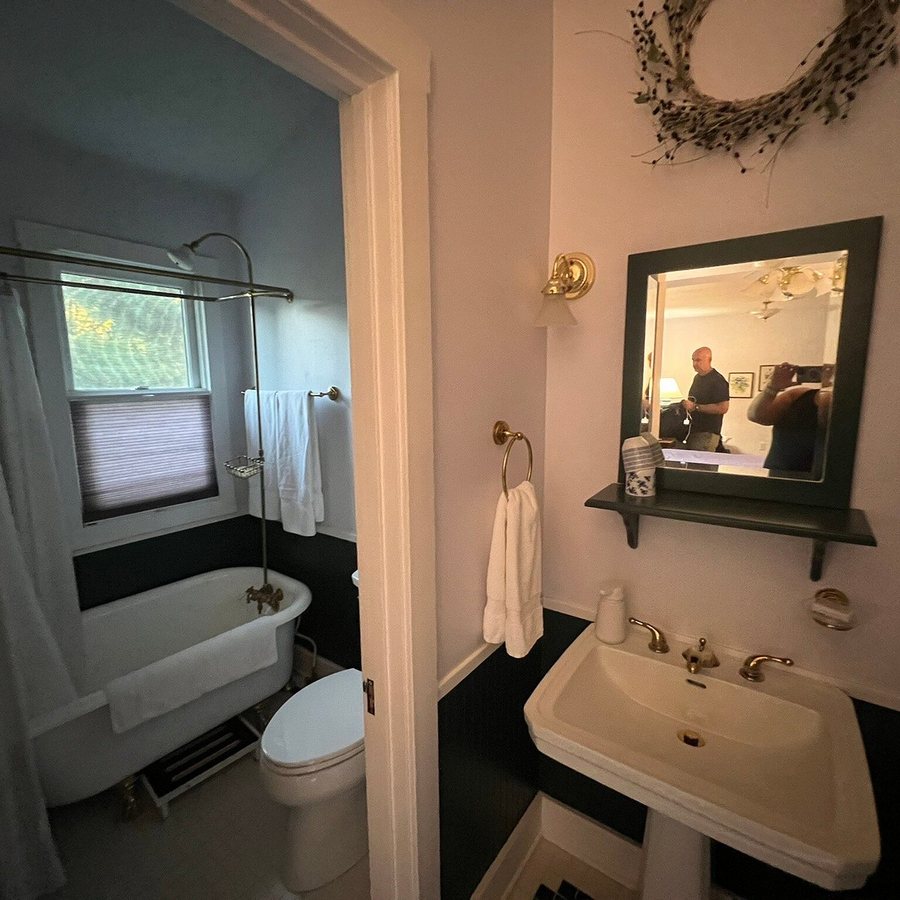 The Inn At Union Pier — Bathroom