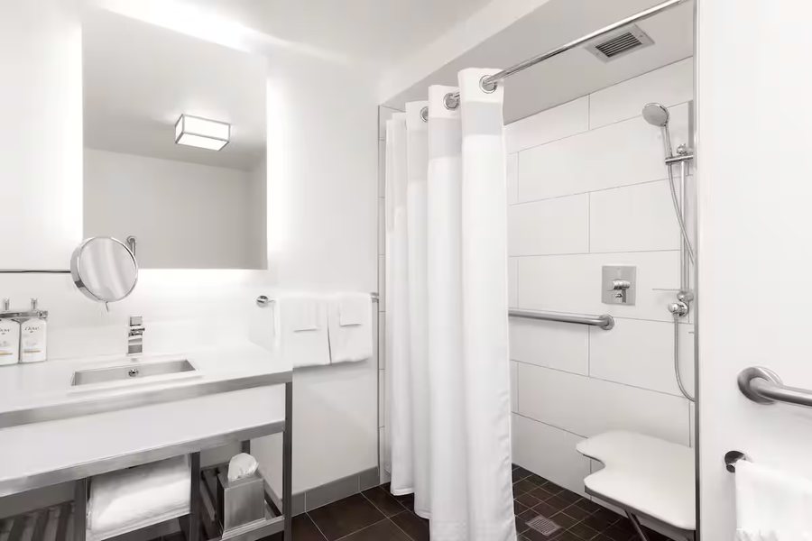 The Inn at Wrigleyville Chicago Illinois — Bathroom