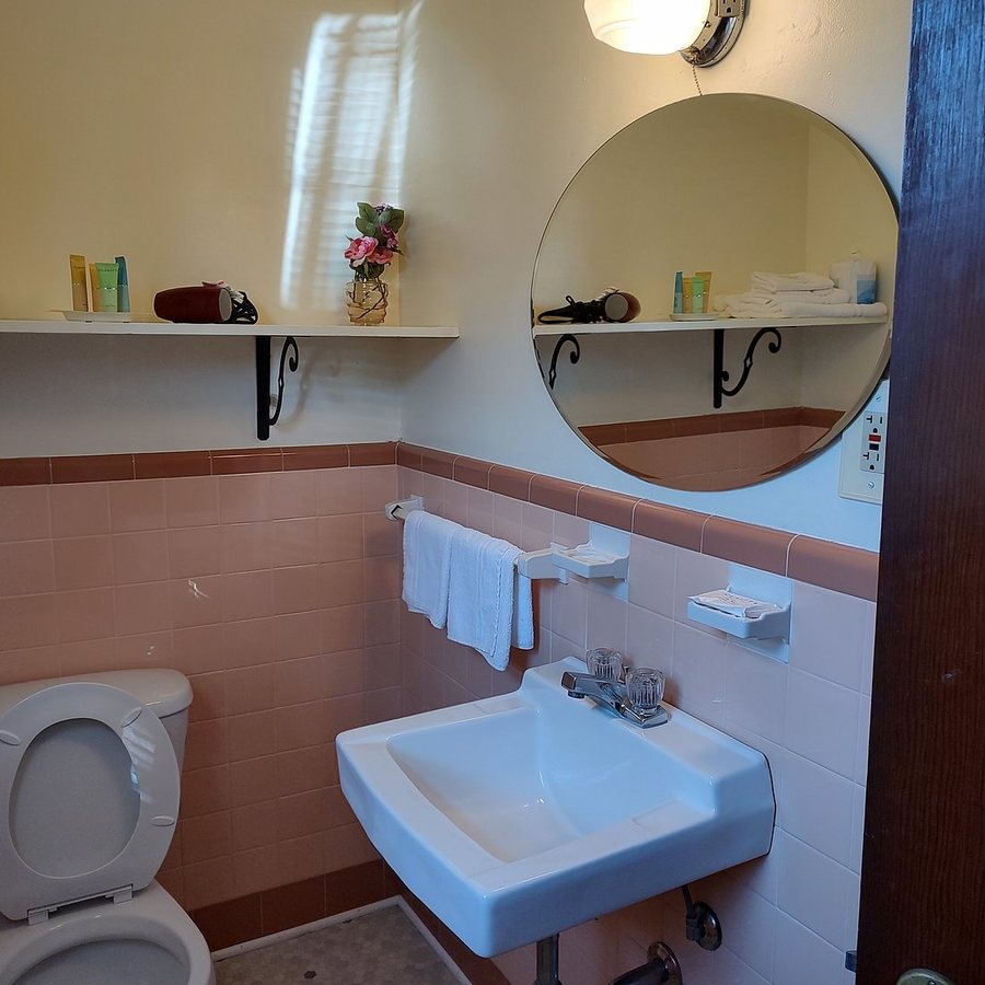 The Inn of Hyde Park — Bathroom