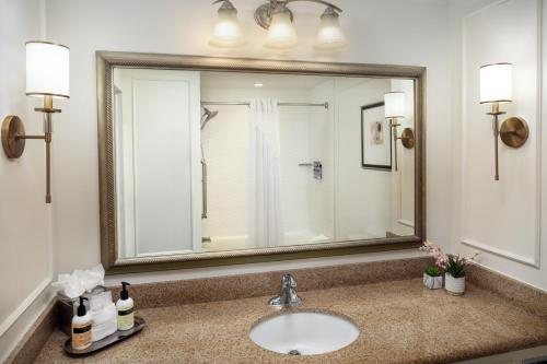 The Inn of Long Beach — Bathroom