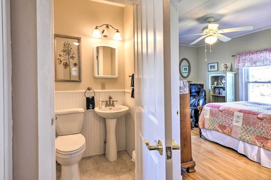 The Inn On The Wharf — Bathroom