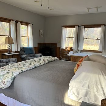 The Inn Spa at Cedar Falls — Guest room