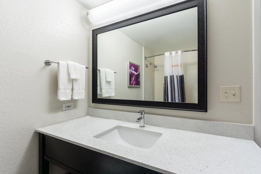 The Inn Studios Downtown — Bathroom