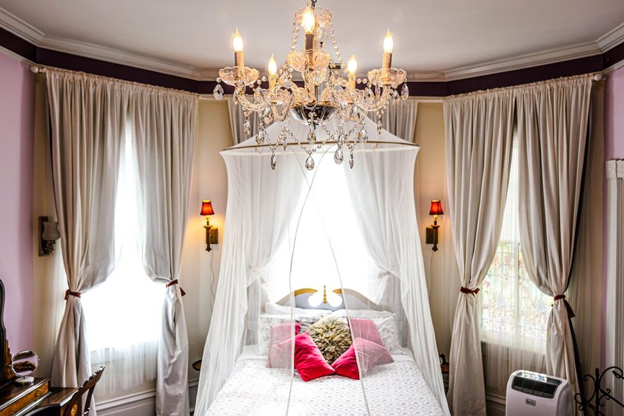 The Isetta Inn — Guest room