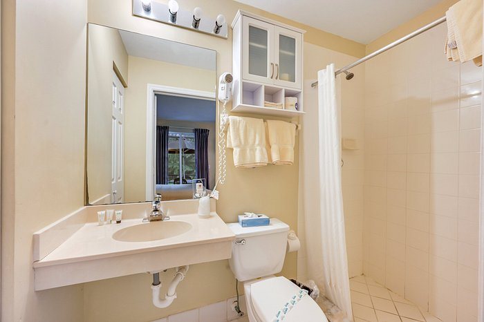 The Island House Hotel — Bathroom