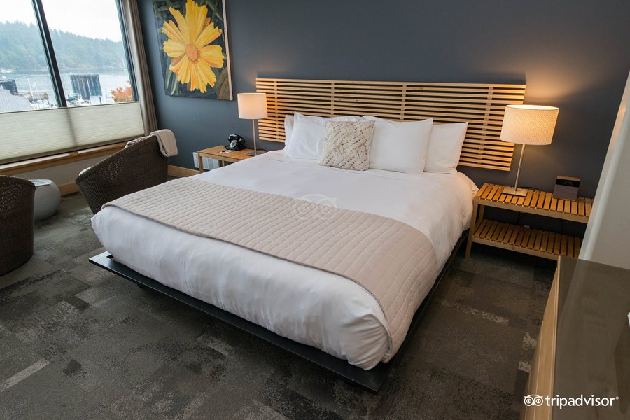 The Island Inn at 123 West — Guest room