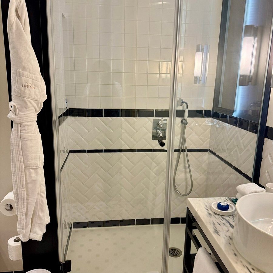 The Ivens Hotel — Bathroom