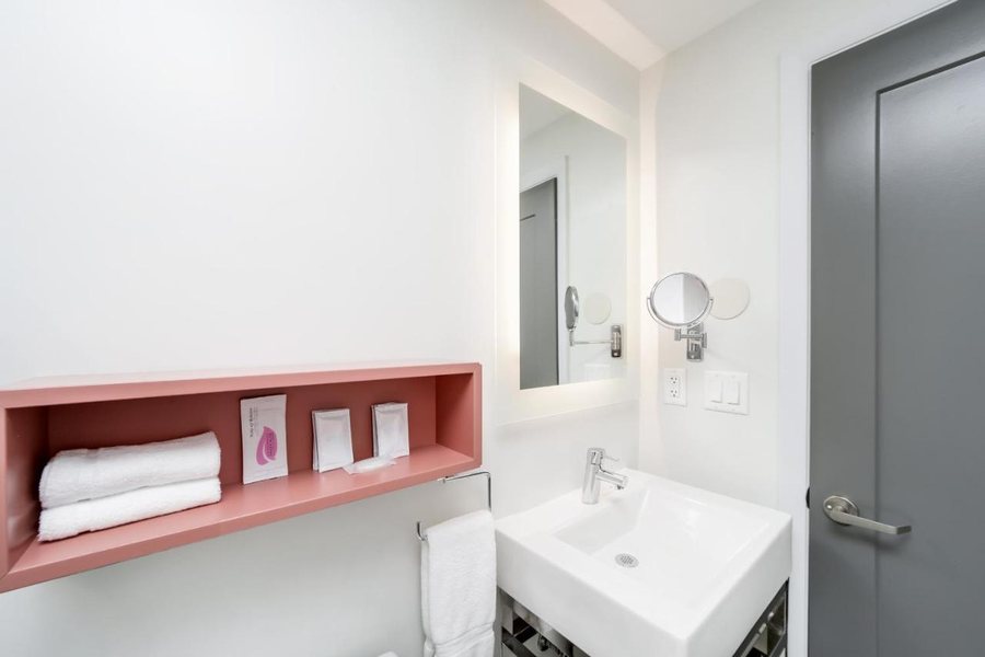 The Julia Hotel Miami Beach Miami Beach Florida — Bathroom