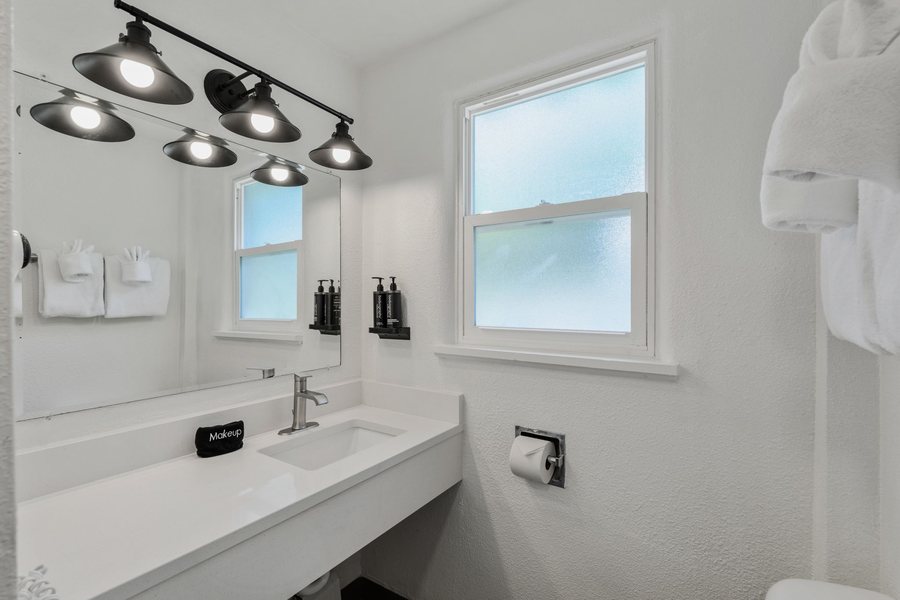 The Junction Hotel Hostel — Bathroom