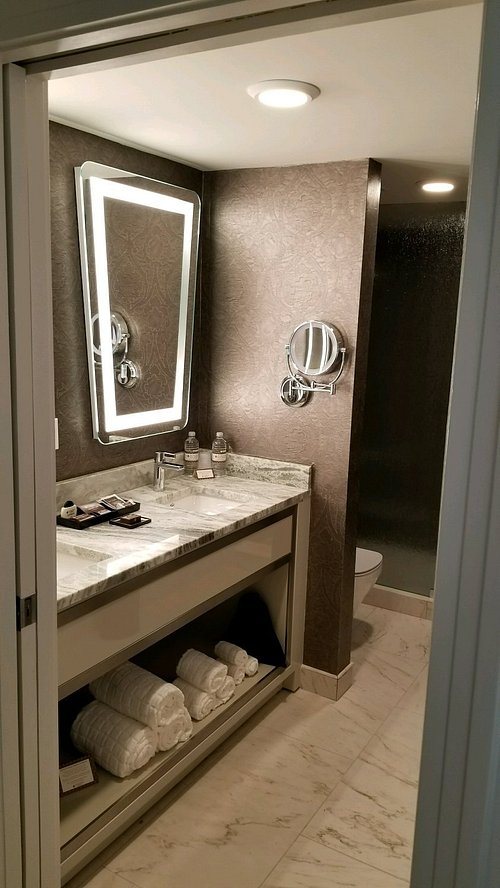 The Jung Hotel Residences — Bathroom