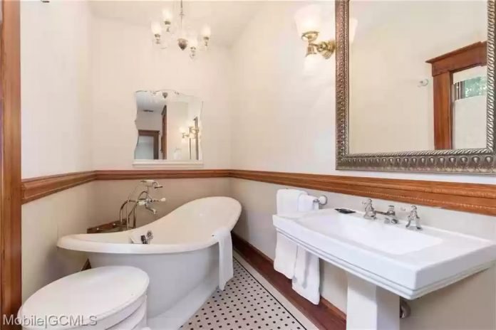 The Kate Shepard House Boutique Hotel — Bathroom