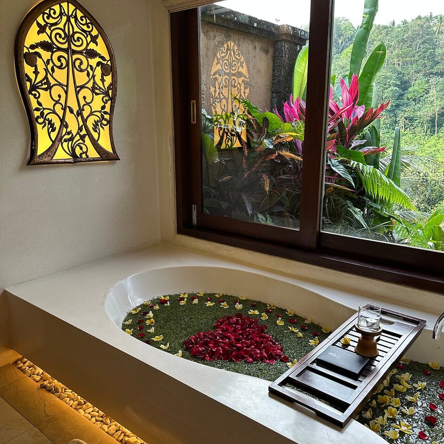 The Kayon Jungle Resort — Bathroom