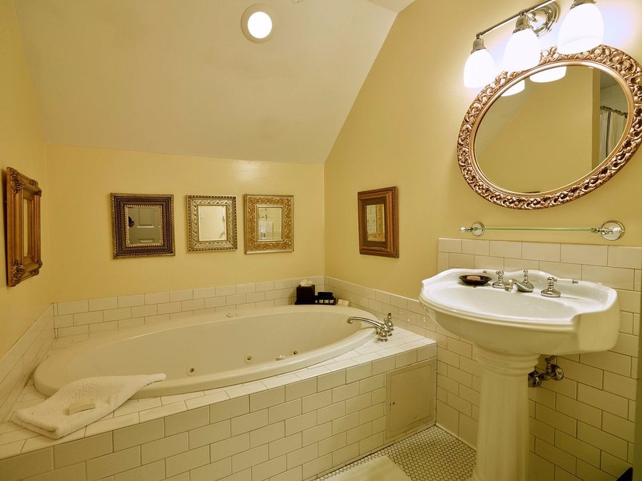 The Kendall Hotel — Bathroom