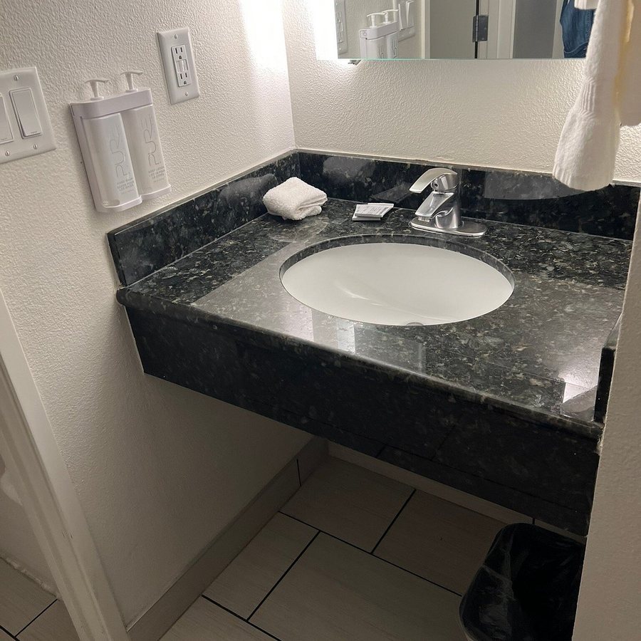 The Kendrick Hotel an Ascend Collection Hotel — Bathroom