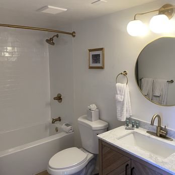 The Kennedy Hotel Tucson Surestay Collection By Best Western — Bathroom