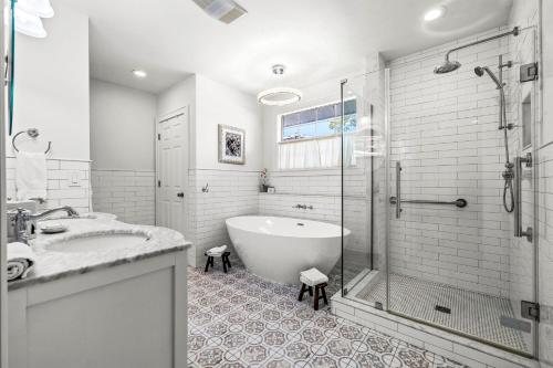 The Kenwood Gables B B — Bathroom