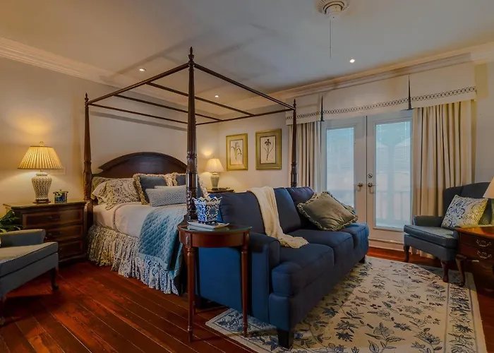 The Kenwood Inn — Guest room