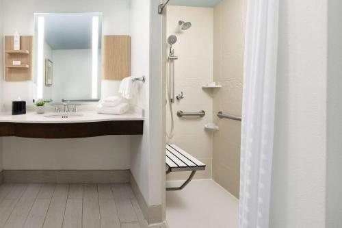The Key West Hotel — Bathroom